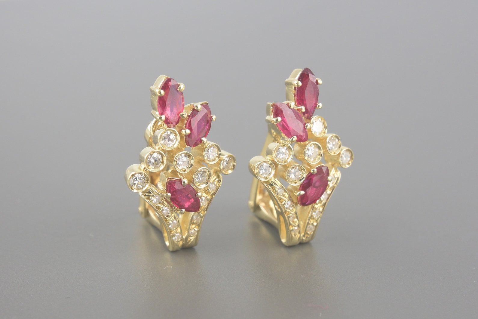 Brincos em Ouro Amarelo 18k com Rubis de 6x3mm e Aprox. 58pts de Brilhantes