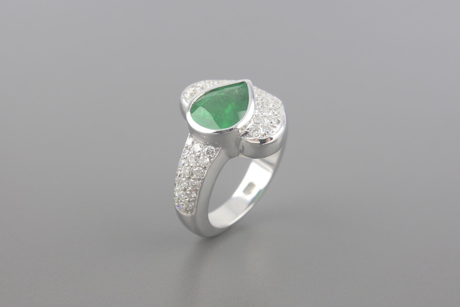 Anel em Ouro Branco 18k com Esmeralda Lap. Gota de 10x8mm e Aprox. 54pts de Brilhantes