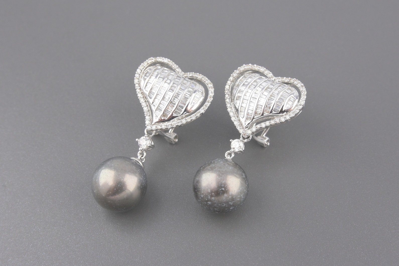 Brincos em Ouro Branco 18k com Aprox. 1.2ct de Diamantes e Pérolas Negras de 11mm