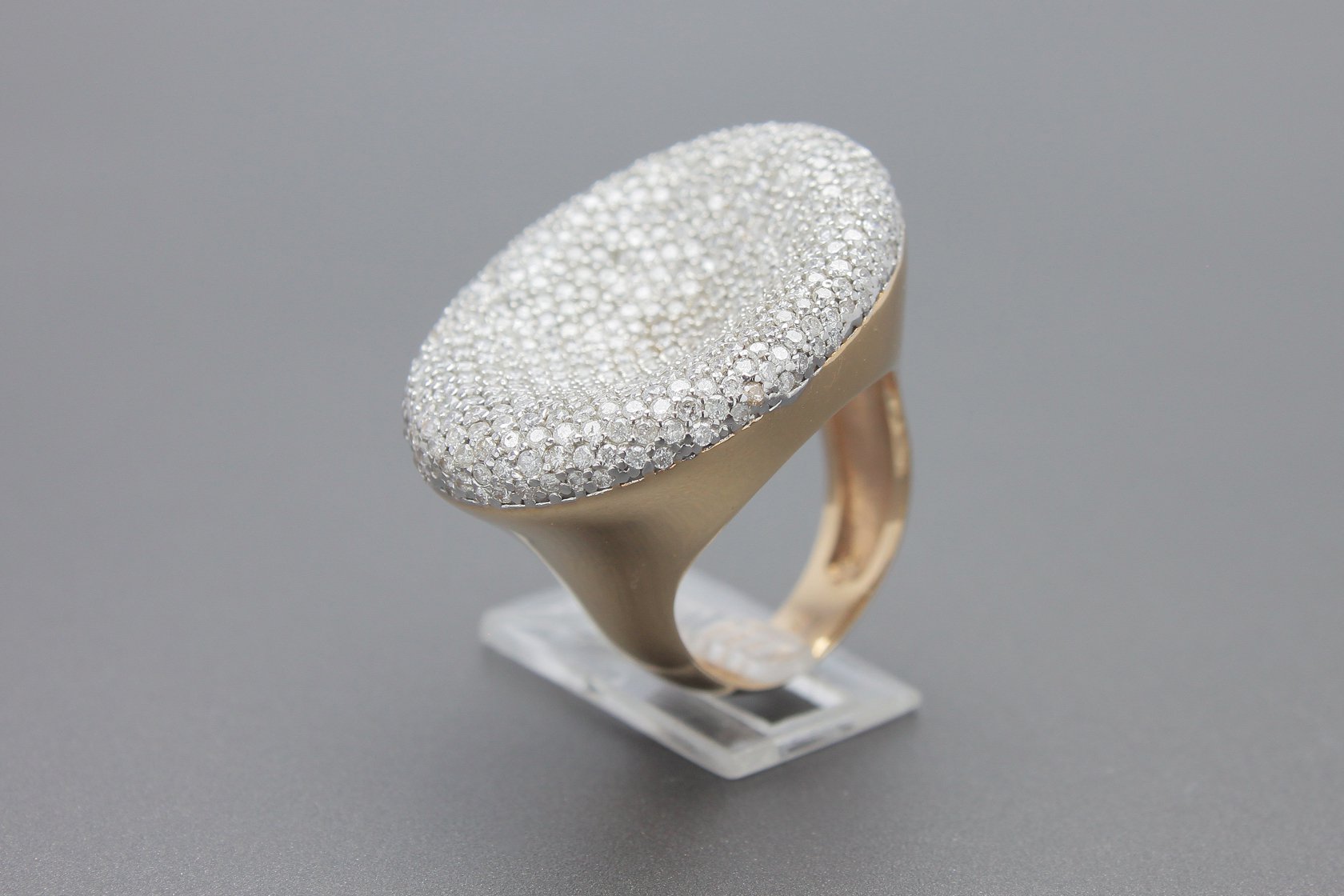 Anel em ouro rosê 18k com brilhantes aproximadamente 3.5 ct