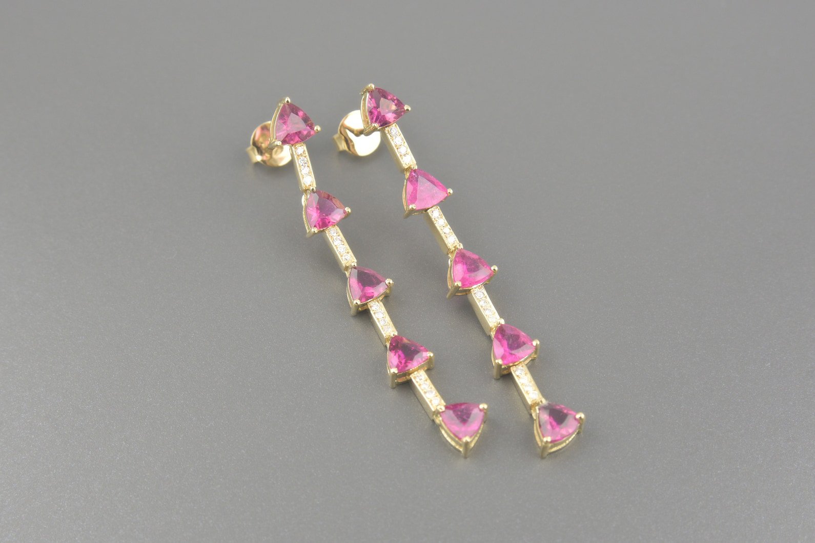 Brincos em Ouro Amarelo 18k com Rodolitas de 5mm e Aprox. 32pts de Brilhantes