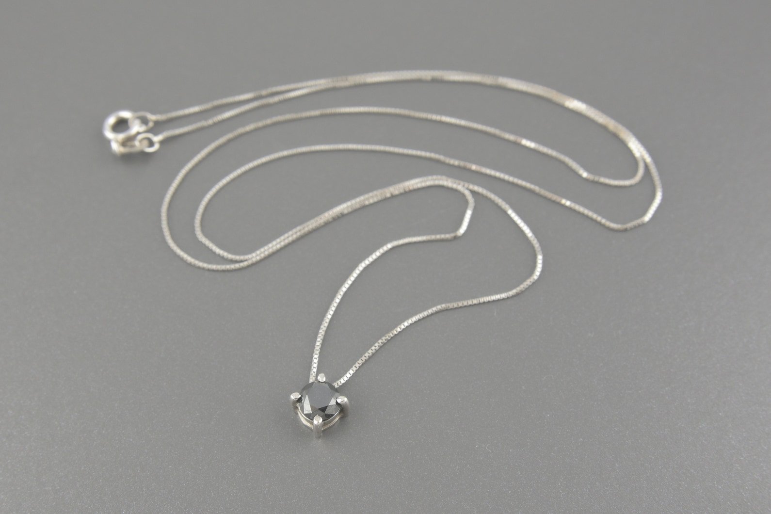 Colar Ponto de Luz em Ouro Branco 18k com Diamante Negro de Aprox. 0.38ct