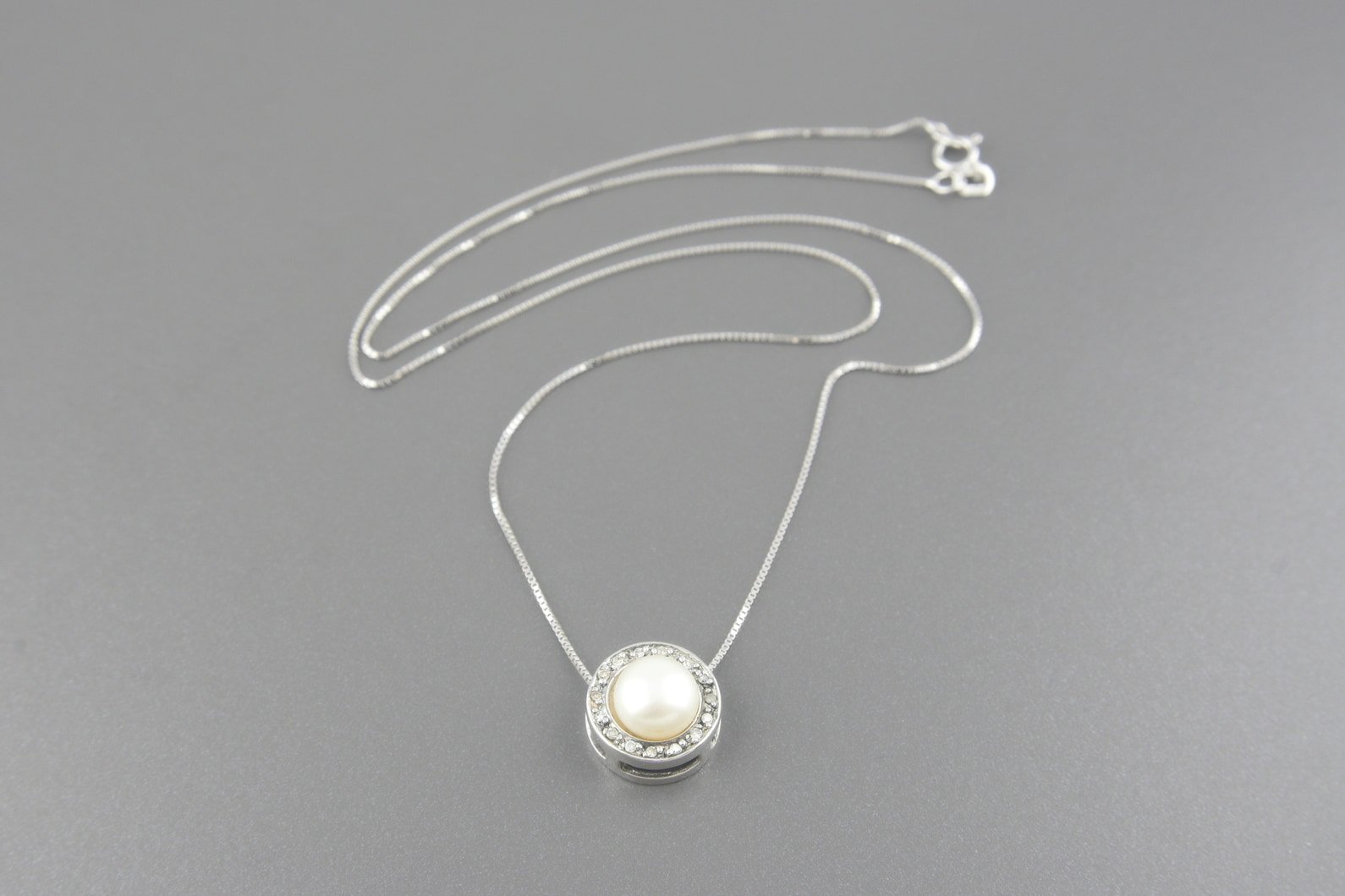 Colar em Ouro Branco 18k com Pérola de 7.4mm e Aprox. 11pts de Brilhantes