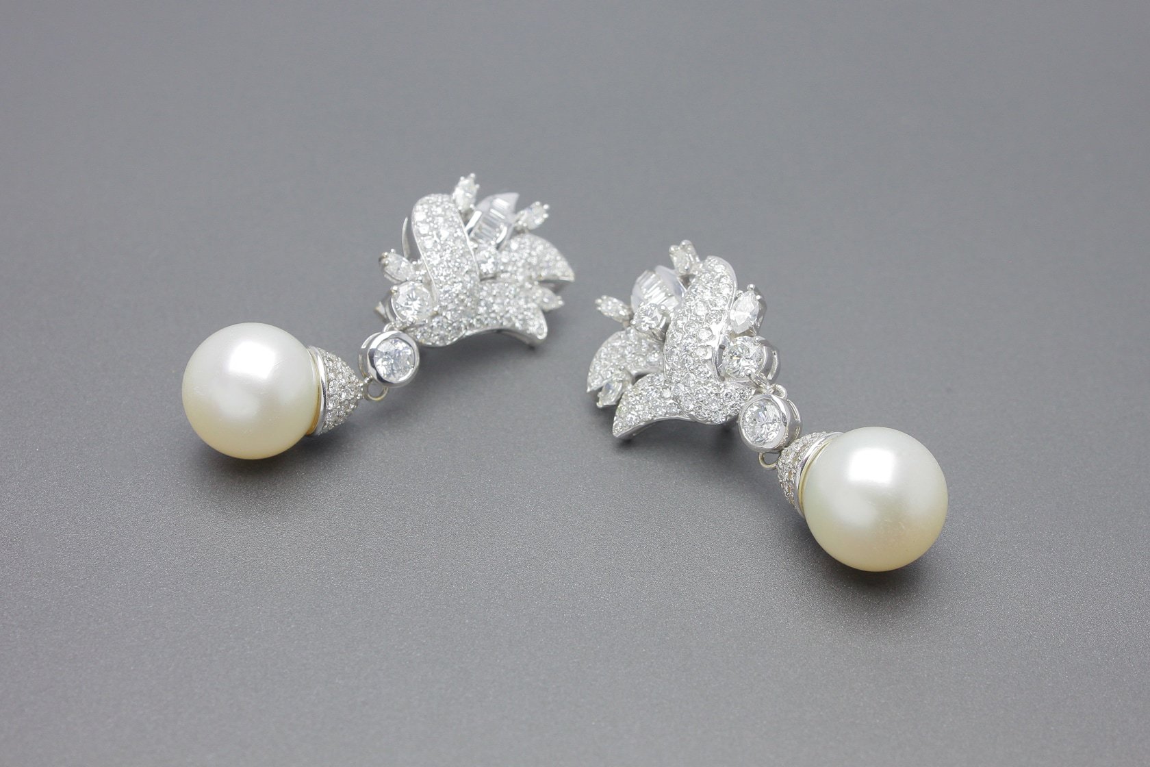 Brincos em Ouro Branco 18k com Aprox. 11ct de Brilhantes e Pérolas Saltsea
