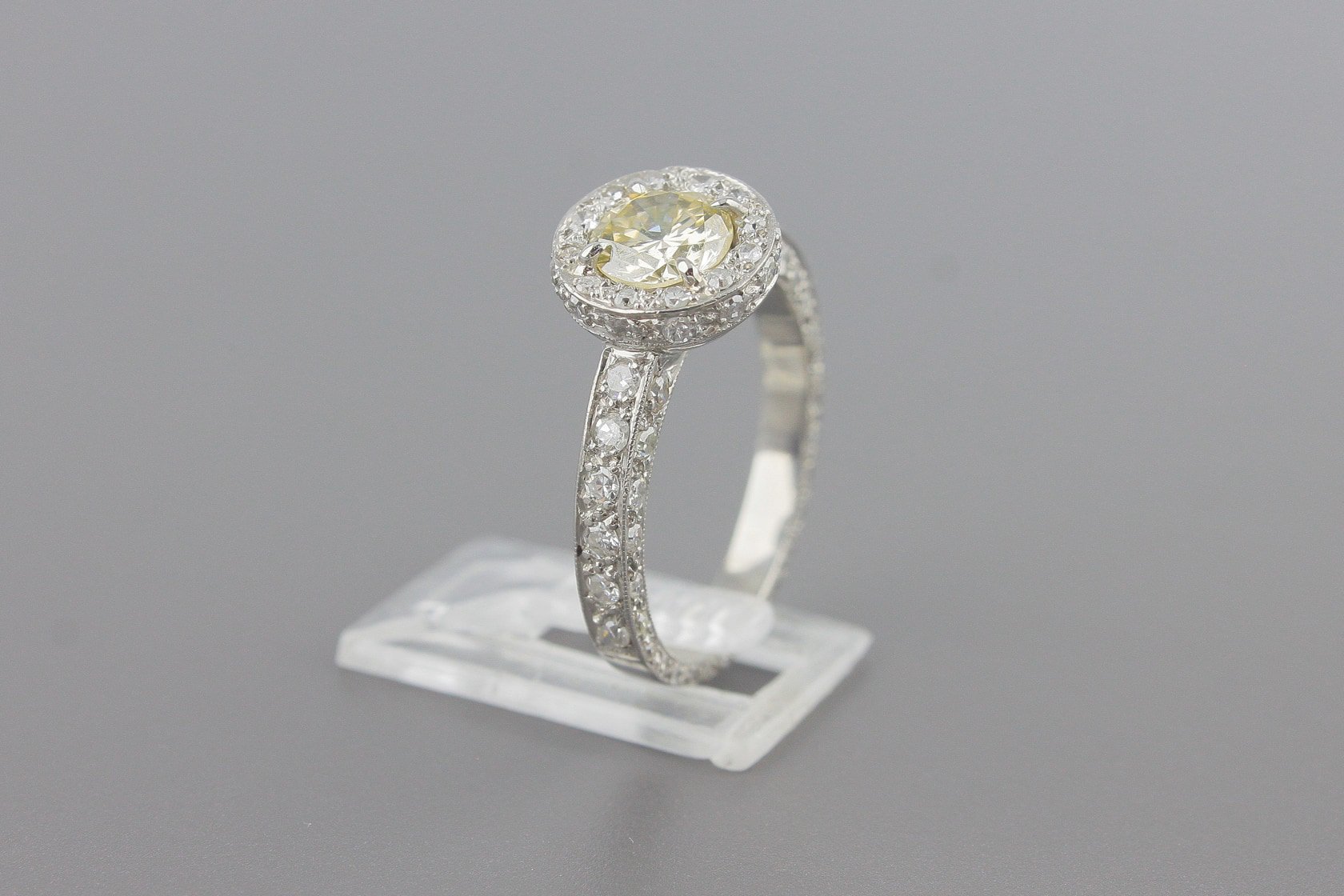 Anel em Ouro Branco 18k com Aprox. 1.4cts de Brilhantes (Central de 85pts)
