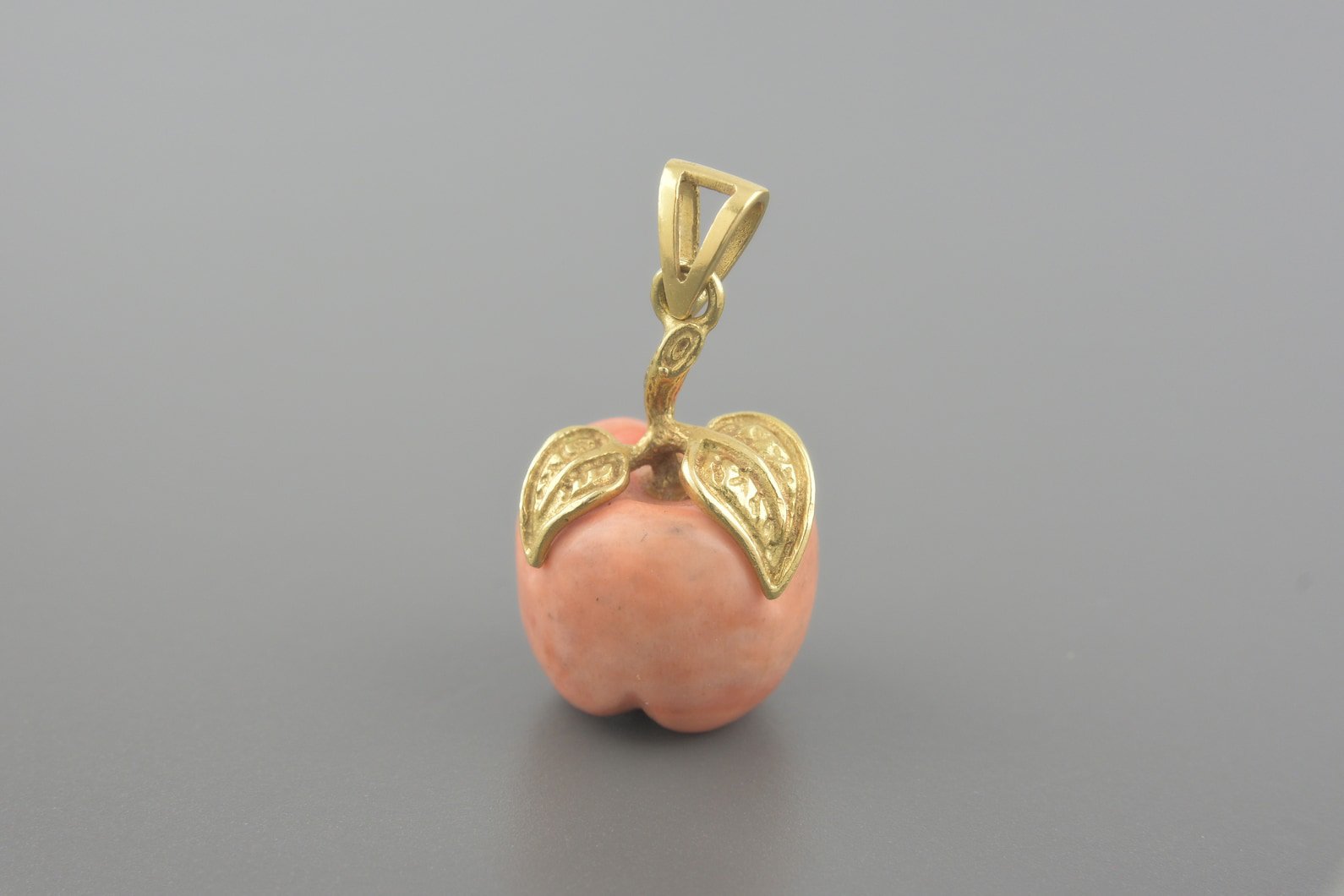 Pingente Maça em Ouro 18k com Coral
