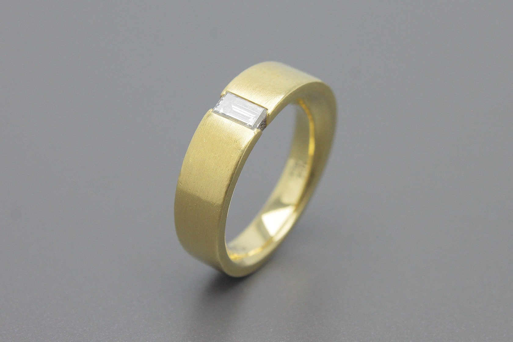 Anel Solitário em Ouro Amarelo 18k com Diamante de Aprox. 25pts