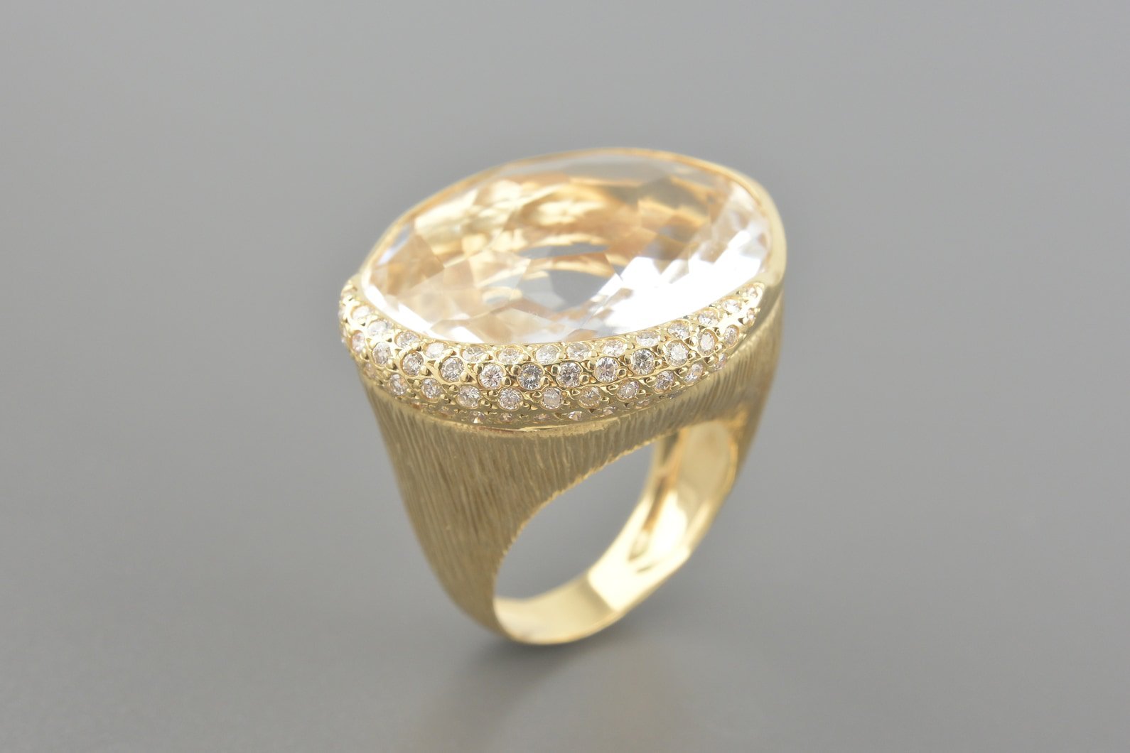 Anel em Ouro Amarelo 18k com Quartzos (Central de ~28x24mm) e Aprox. 49pts de Brilhantes