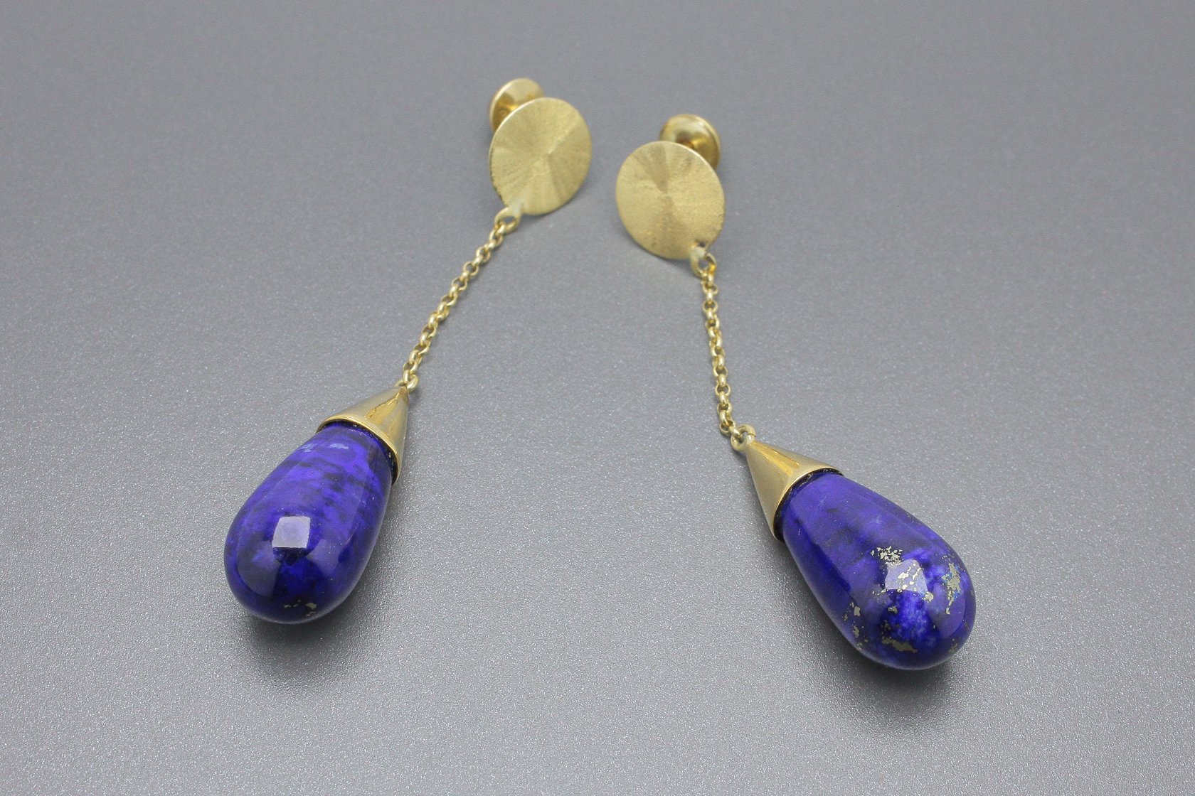 Brincos em Ouro Amarelo 18k com Lapis Lazuli de 17x10mm