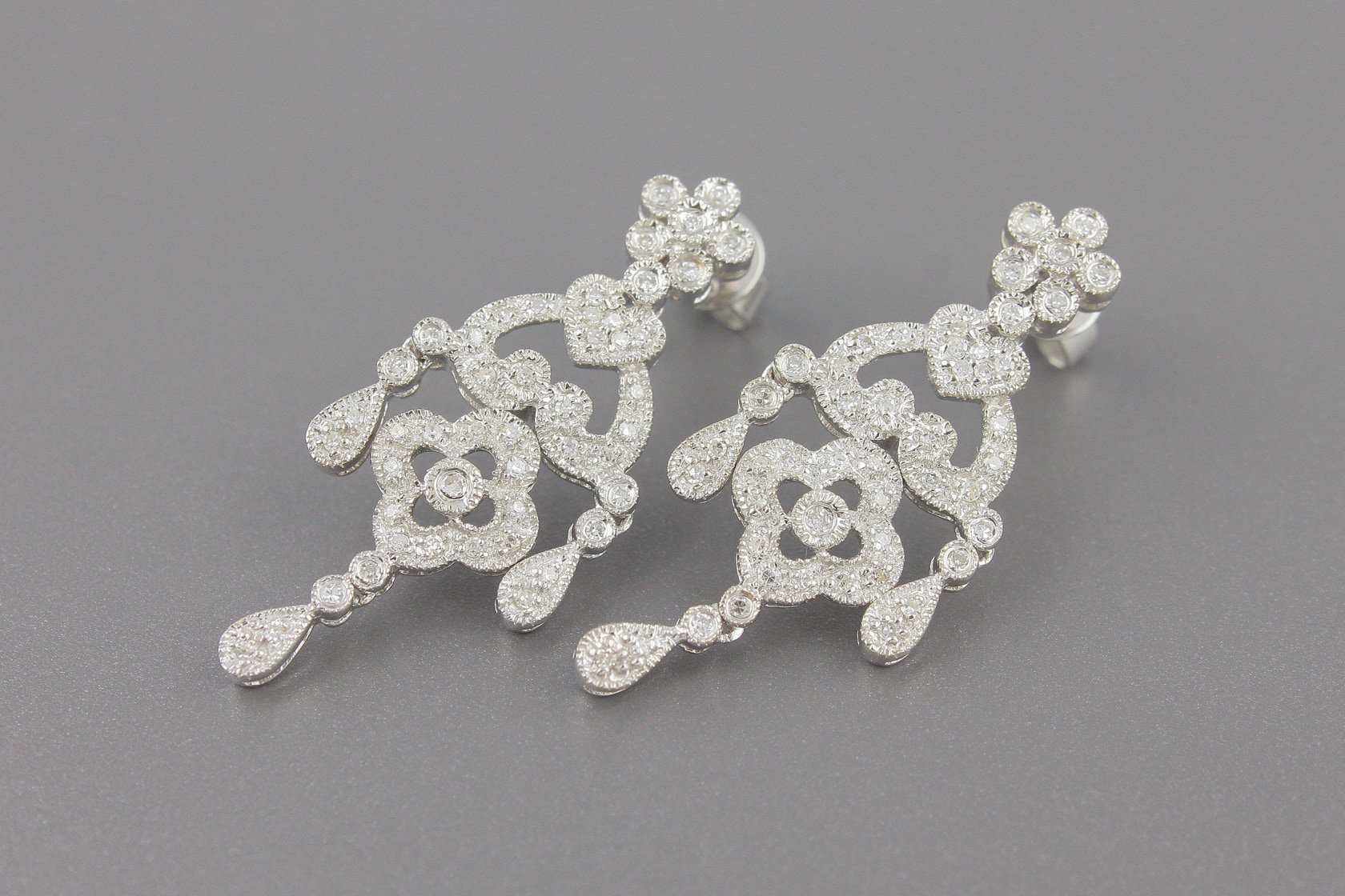 Brincos em Ouro Branco 18k com Aprox. 50pts de Brilhantes