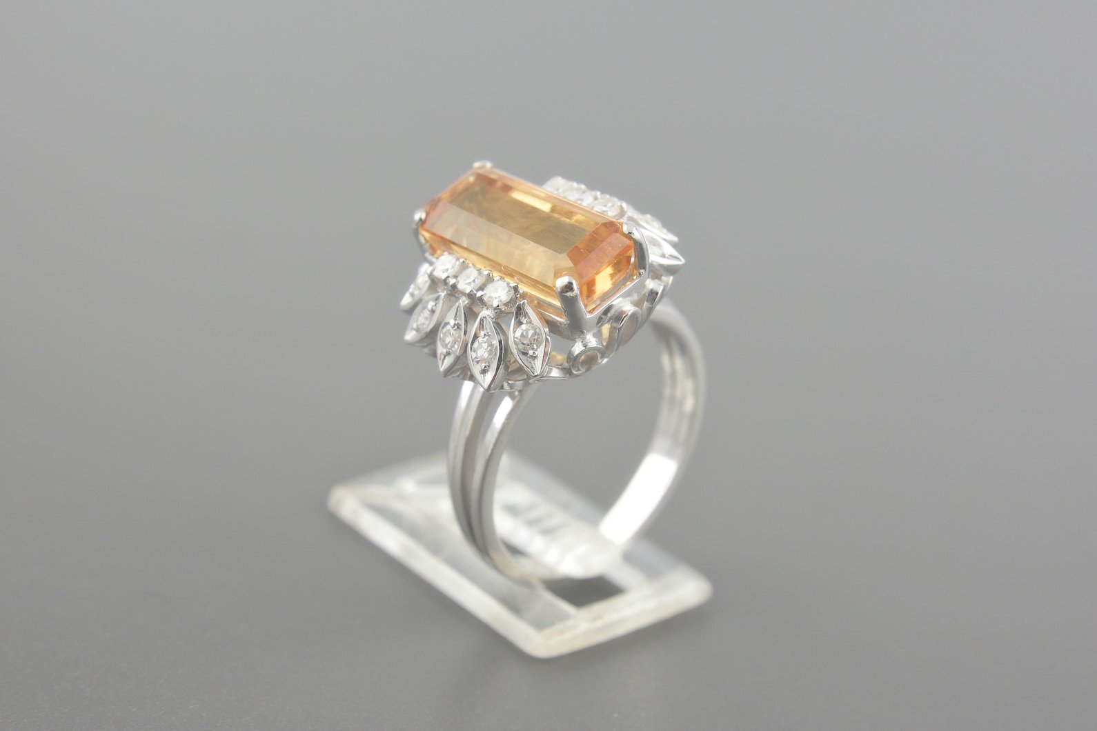 Anel em Ouro Branco 18k com Quartzo de 13x6mm e Aprox. 22pts de Brilhantes
