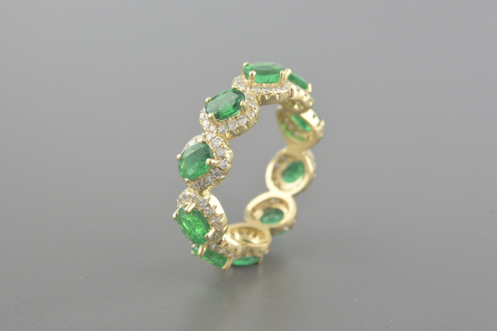 Anel em Ouro Amarelo 18k com Aprox. 2.8ct de Esmeraldas e Aprox. 0.96ct de Brilhantes