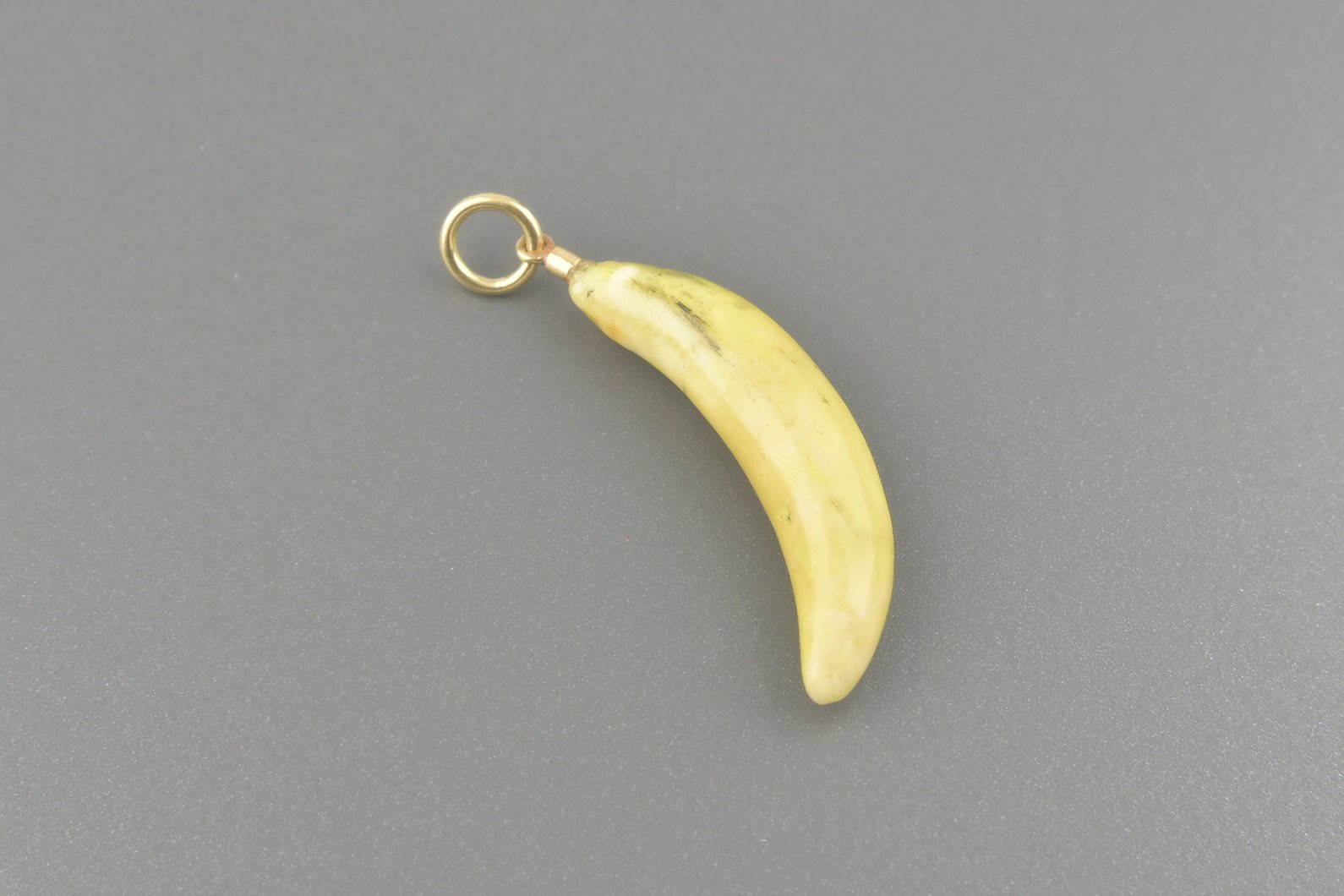 Pingente Banana em Marfim e Ouro 18k