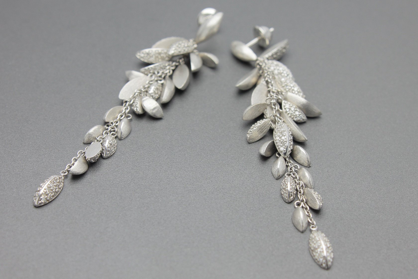 Brincos em Ouro Branco 18k com Aprox. 2.10ct de Diamantes
