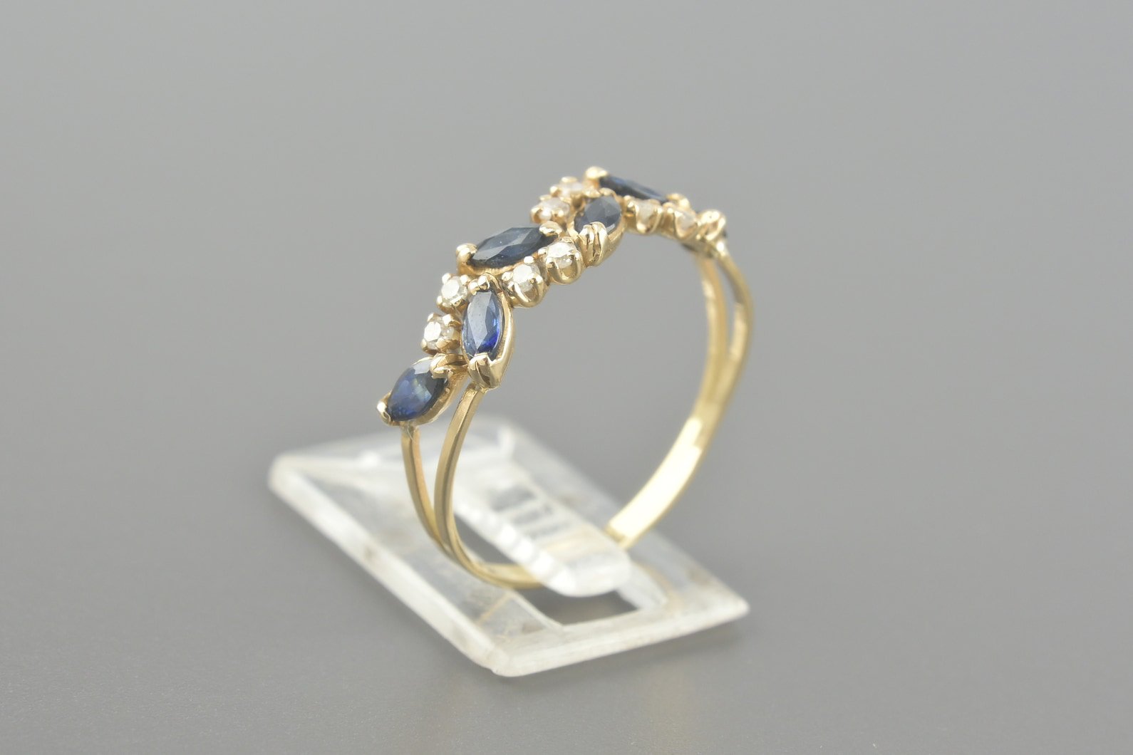 Anel em Ouro Amarelo 18k com Safiras Navete de 4x2mm e Aprox. 8pts de Brilhantes