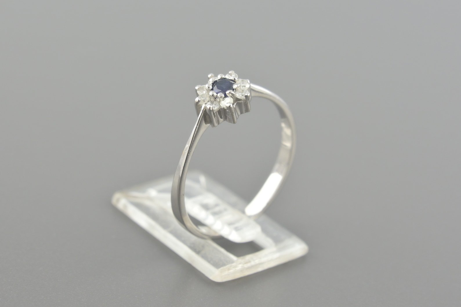 Anel em Ouro Branco 18k com Safira e Diamantes