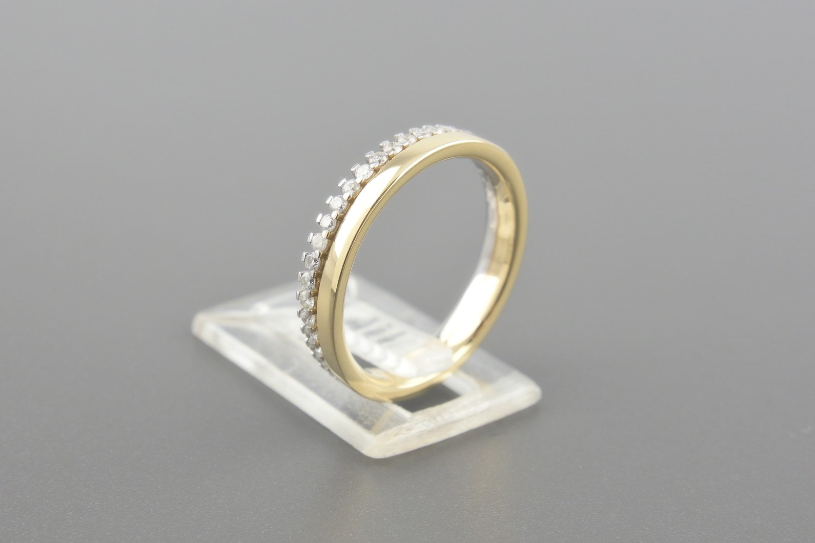 Aliança Essence em Ouro Amarelo e Branco 18k com Aprox. 18pts de Brilhantes