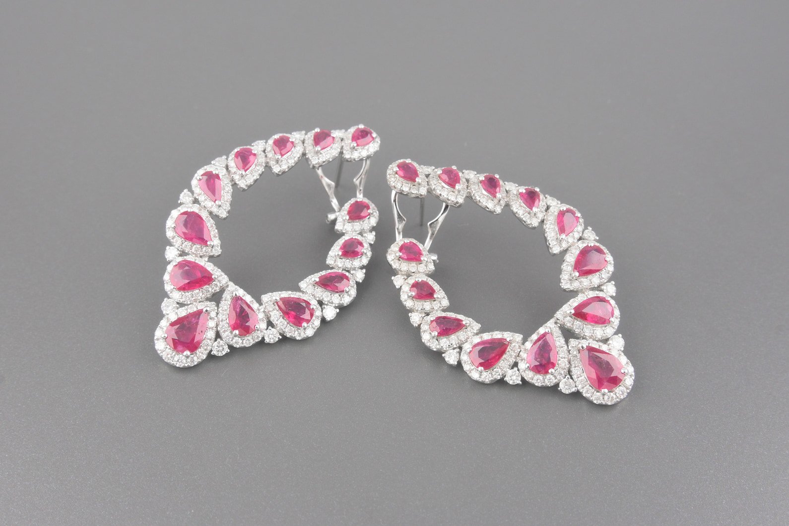 Brincos em Ouro Branco 18k com Aprox. 7.7ct de Rubis e Aprox. 3.2ct de Brilhantes