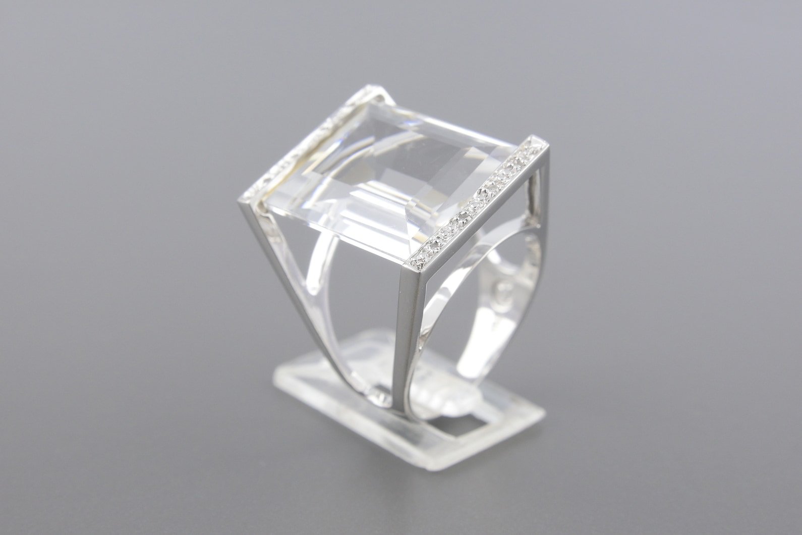 Anel em Ouro Branco 18k com Cristal de 17x14mm e Aprox. 4pts de Brilhantes