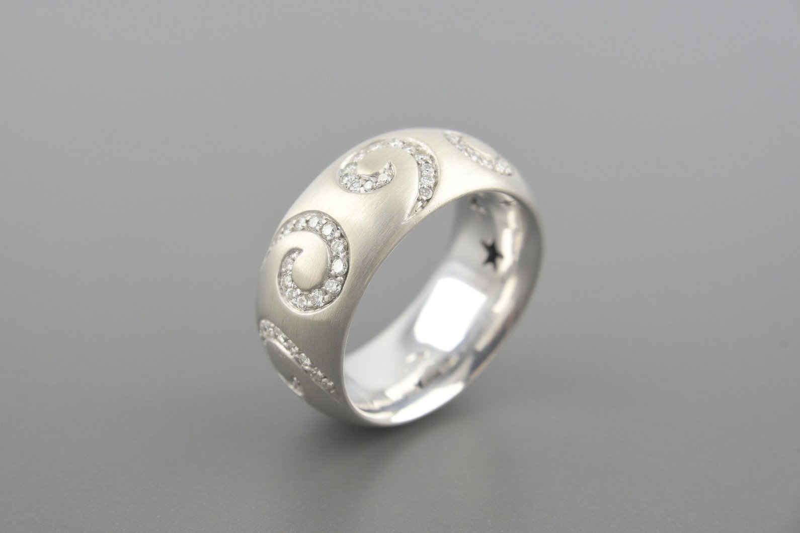 Anel em Ouro Branco 18k com Aprox. 65pts de Brilhantes