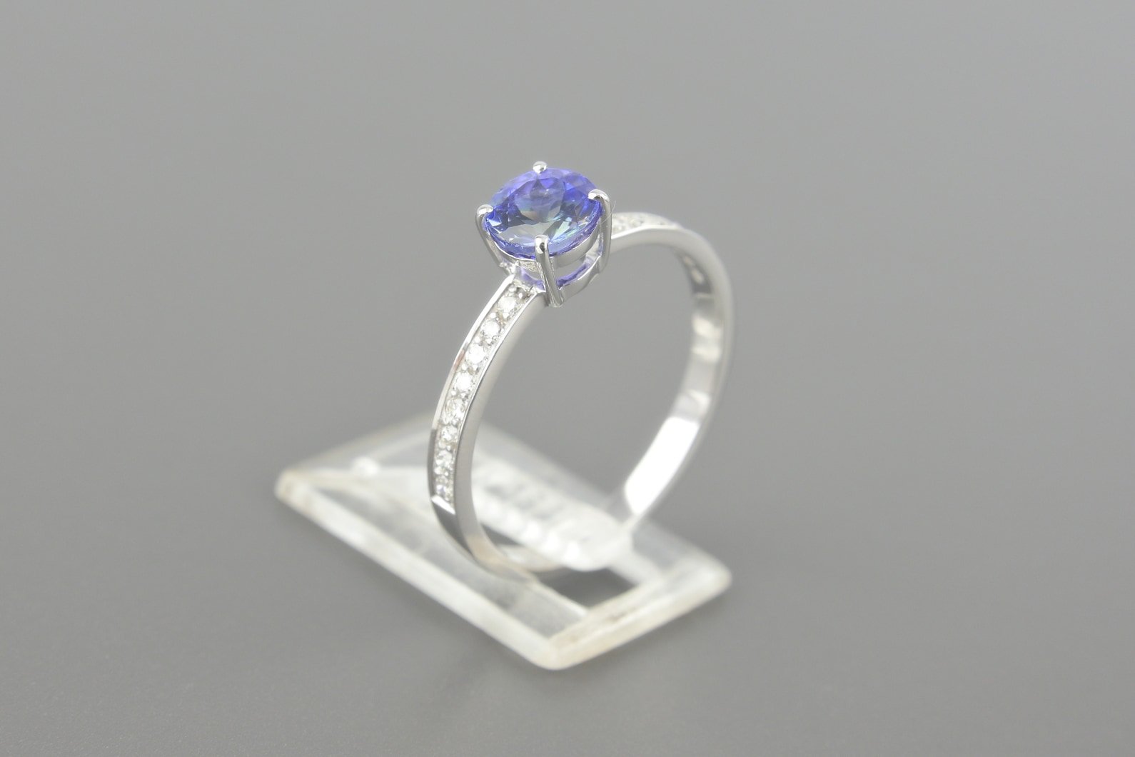Anel Solitário em Ouro Branco 18k com Tanzanita de 5.4mm e Aprox. 16pts de Brilhantes