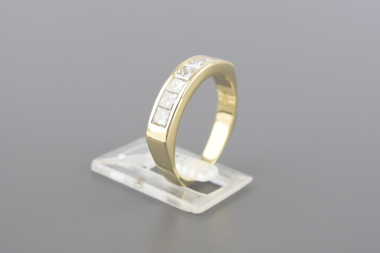 Meia Aliança em Ouro Amarelo 18k com Aprox. 0.84ct de Diamantes Princess
