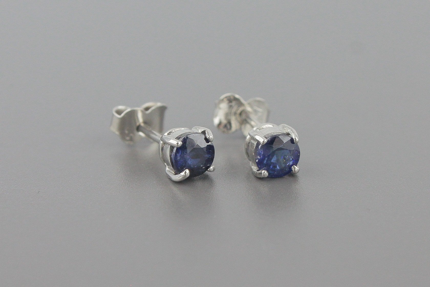 Brincos Solitários em Ouro Branco 18k com Aprox. 0.52cts de Safiras
