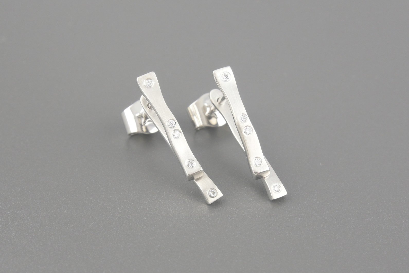 Brincos em Ouro Branco 18k com Aprox. 10pts de Brilhantes