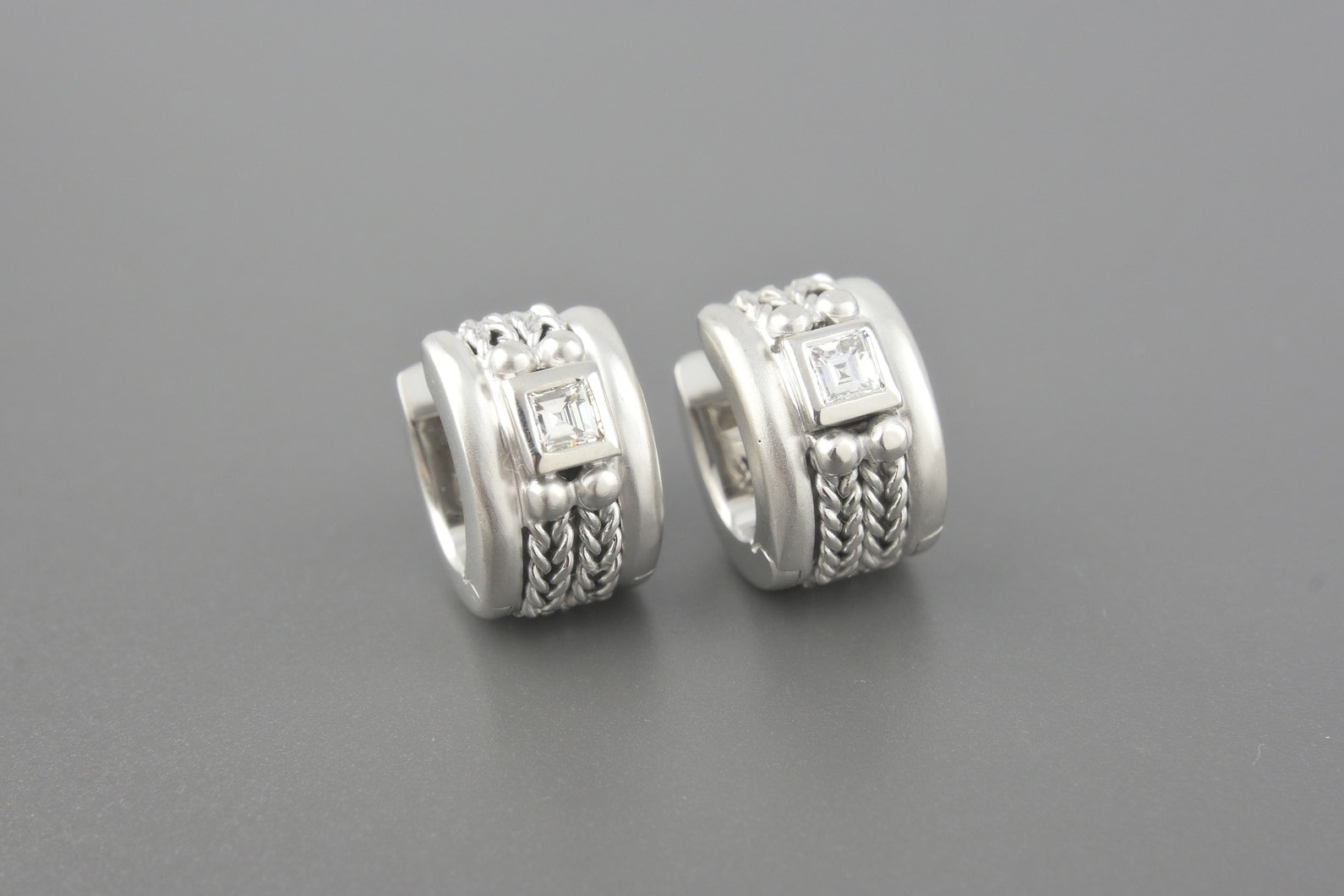 Brincos Argola em Ouro Branco 18k com Aprox. 0.34ct de Diamantes Carre