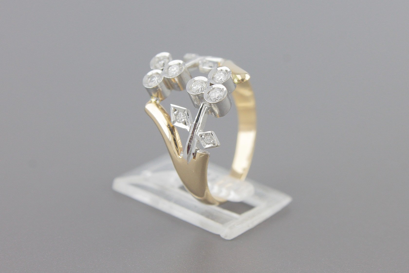 Anel em Ouro 18k com Aprox. 18pts de Brilhantes
