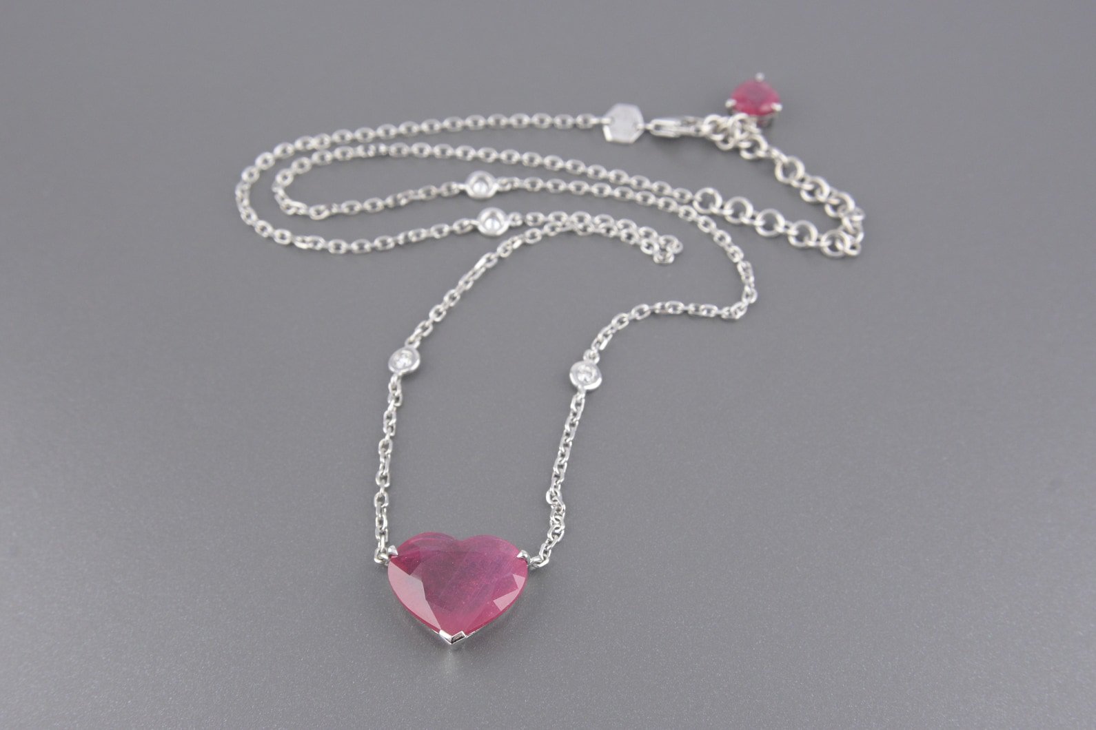 Colar Coração em Ouro Branco 18k com Aprox. 8.8cts de Rubis e Aprox. 18pts de Brilhantes