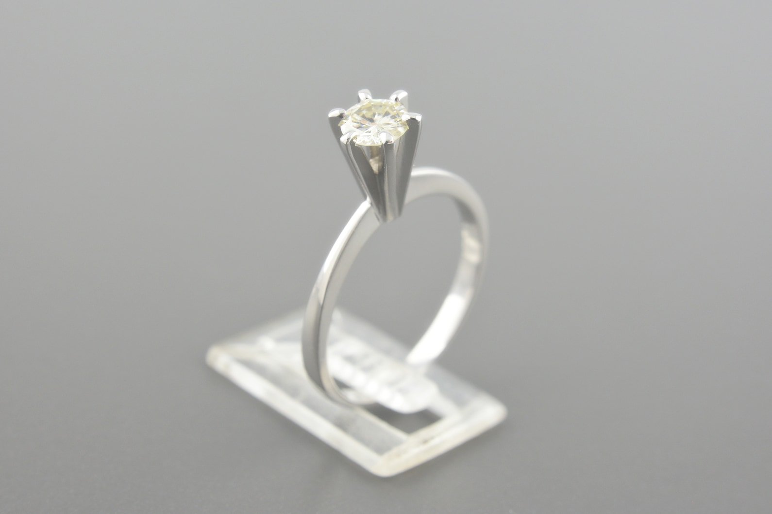 Anel Solitário em Ouro Branco 18k com Brilhante de Aprox. 0.40ct