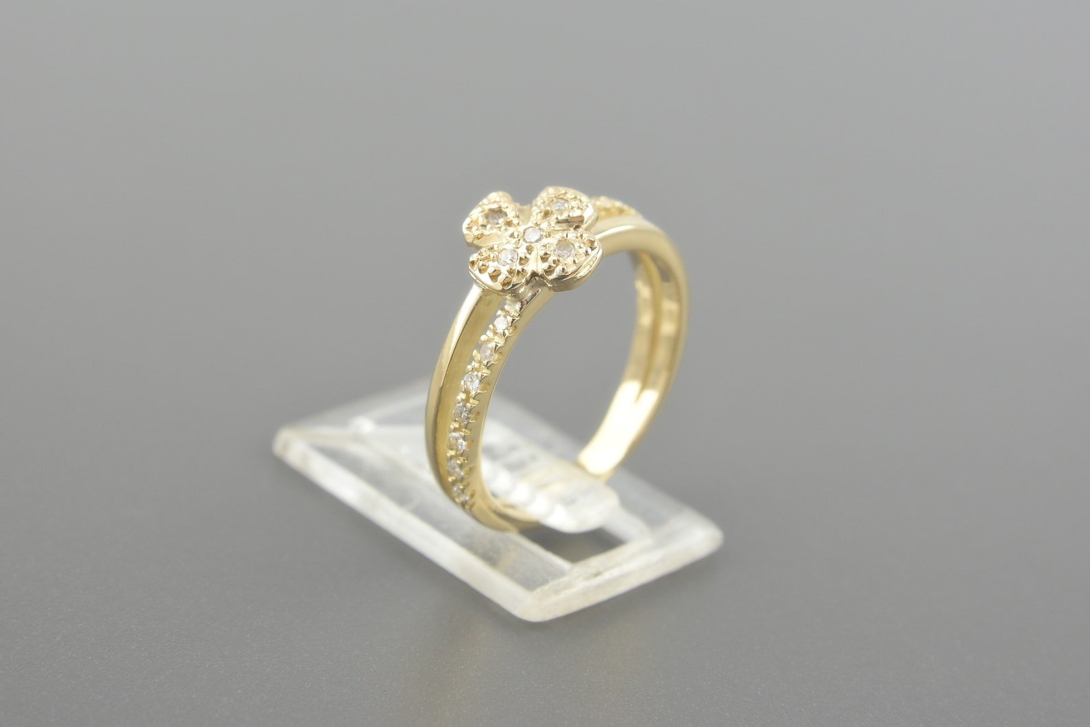 Anel Trevo em Ouro Amarelo 18k com Aprox. 19pts de Brilhantes