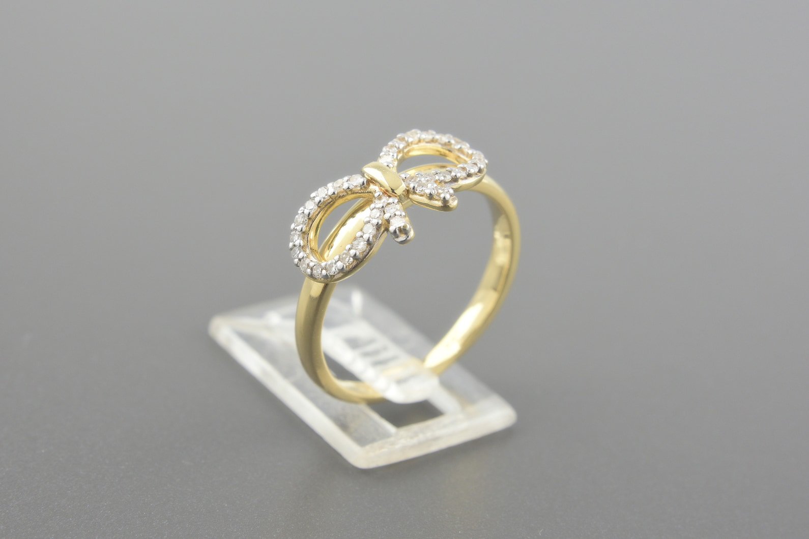 Anel Laço em Ouro Amarelo 18k com Aprox. 16pts de Brilhantes