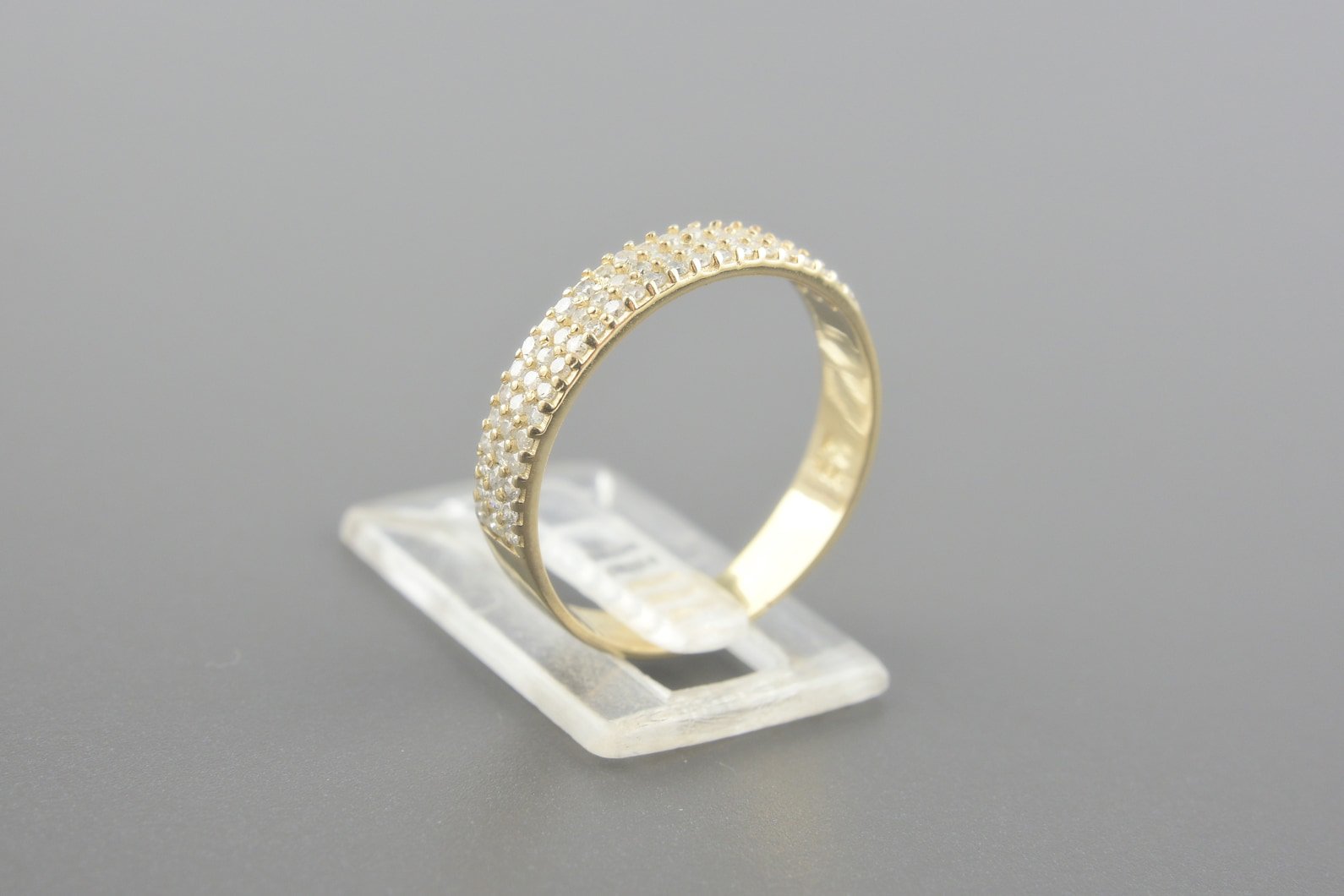 Anel em Ouro Amarelo 18k com Aprox. 34pts de Brilhantes