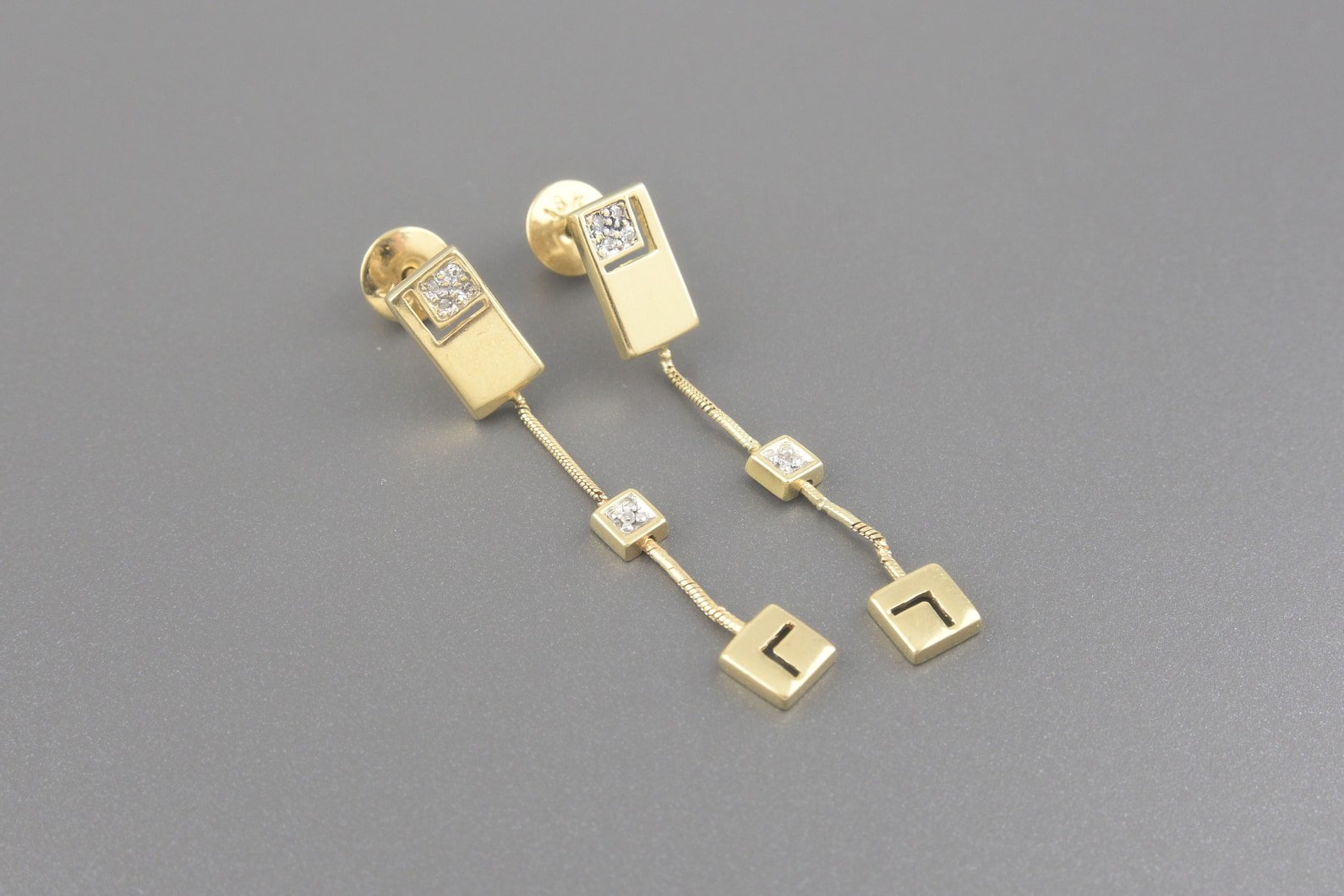 Brincos em Ouro Amarelo 18k com Aprox. 5pts de Brilhantes