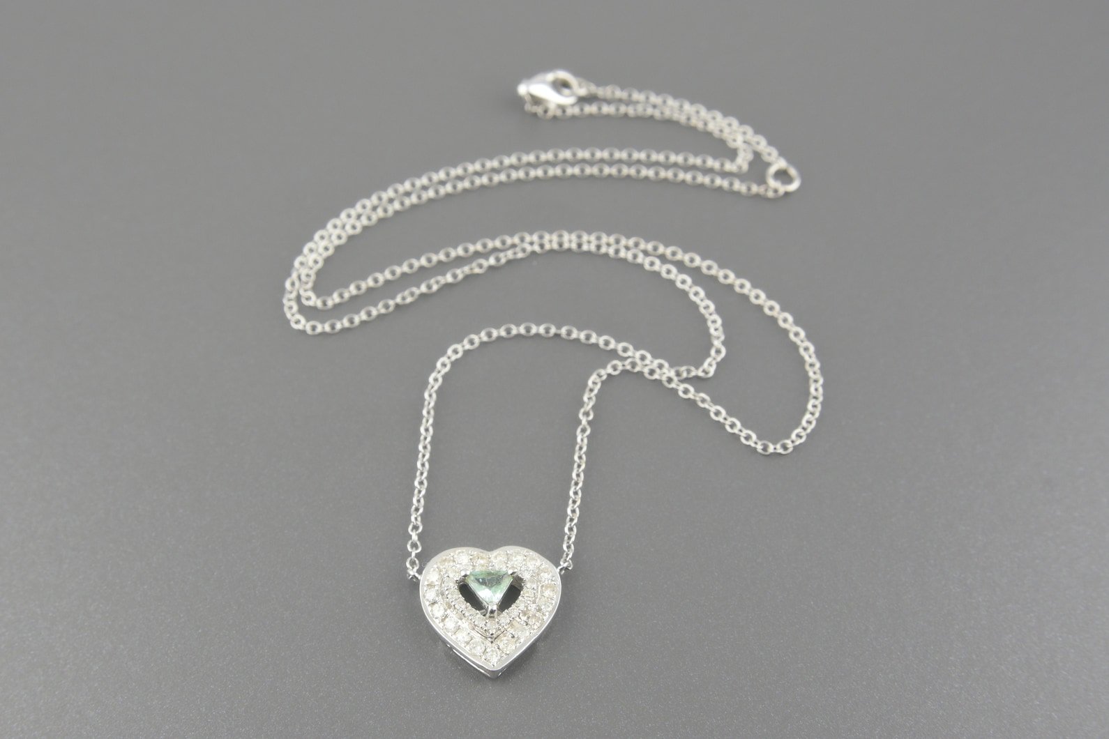 Colar Coração em Ouro Branco 18k com Água-Marinha Lap. Triângulo de 3.7mm e Aprox. 36pts de Brilhantes