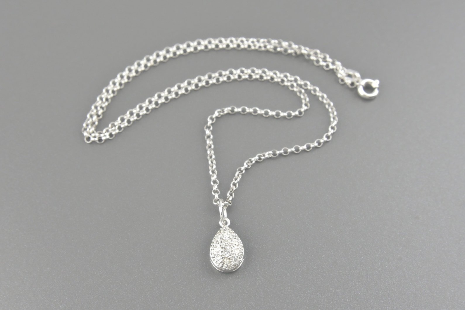 Colar em Ouro Branco 18k com Pingente Gota e Aprox. 19pts de Brilhantes