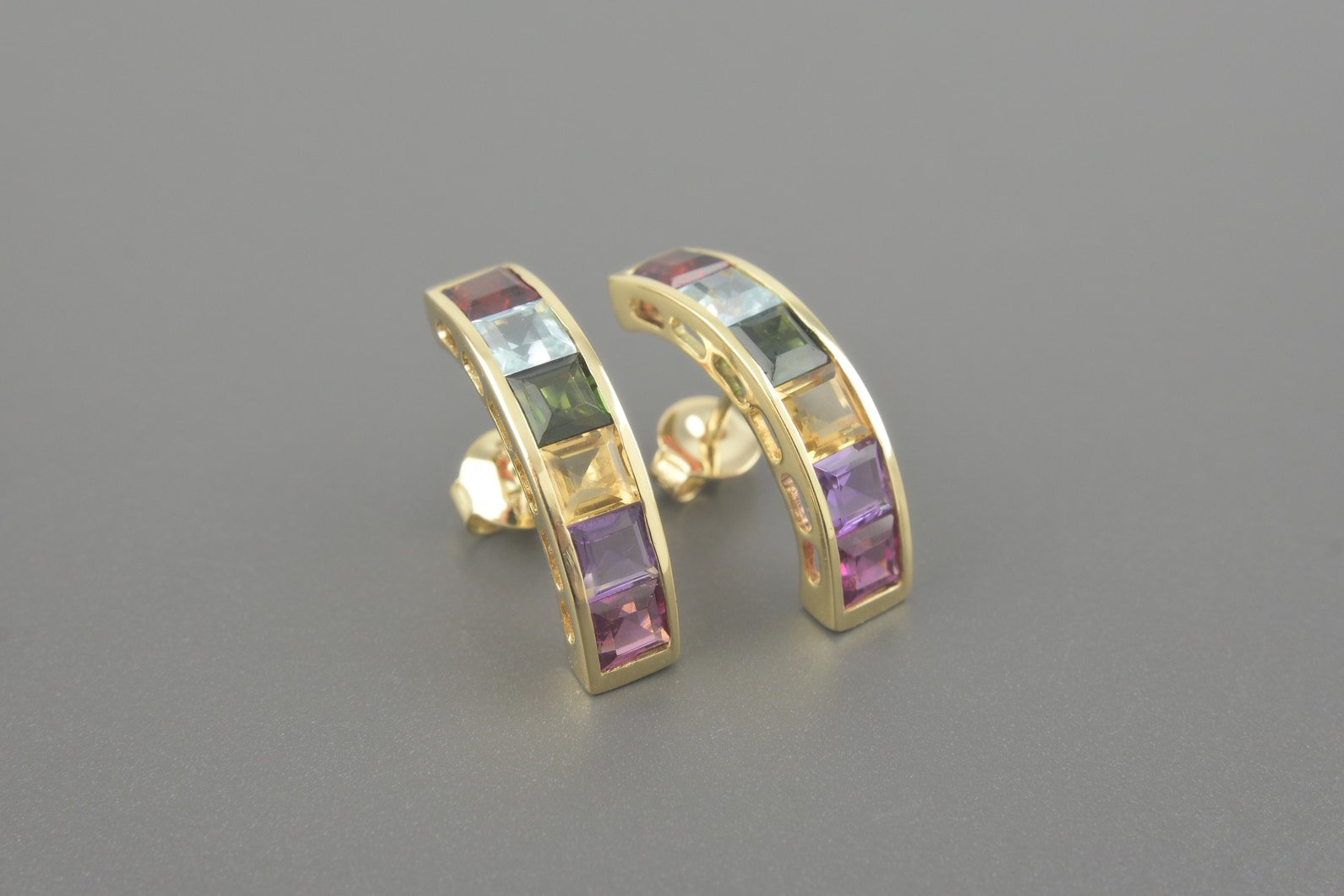 Brincos em Ouro Amarelo 18k com Pedras Brasileiras de 4mm