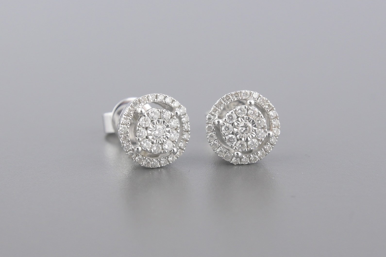 Brincos em Ouro Branco 18k com Aprox. 34pts de Brilhantes