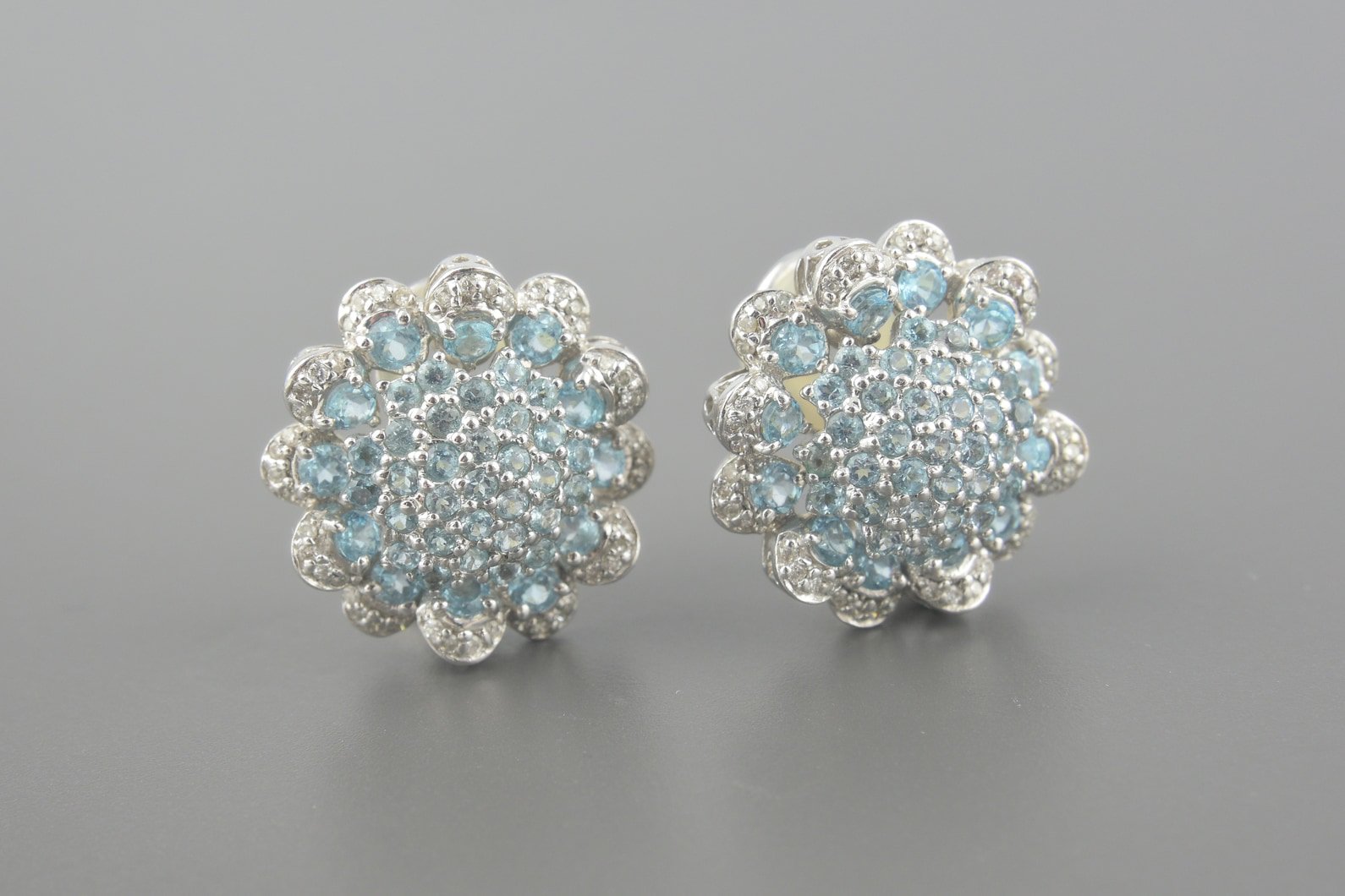 Brincos em Ouro Branco 18k com Topázios Azuis e Aprox. 48pts de Brilhantes