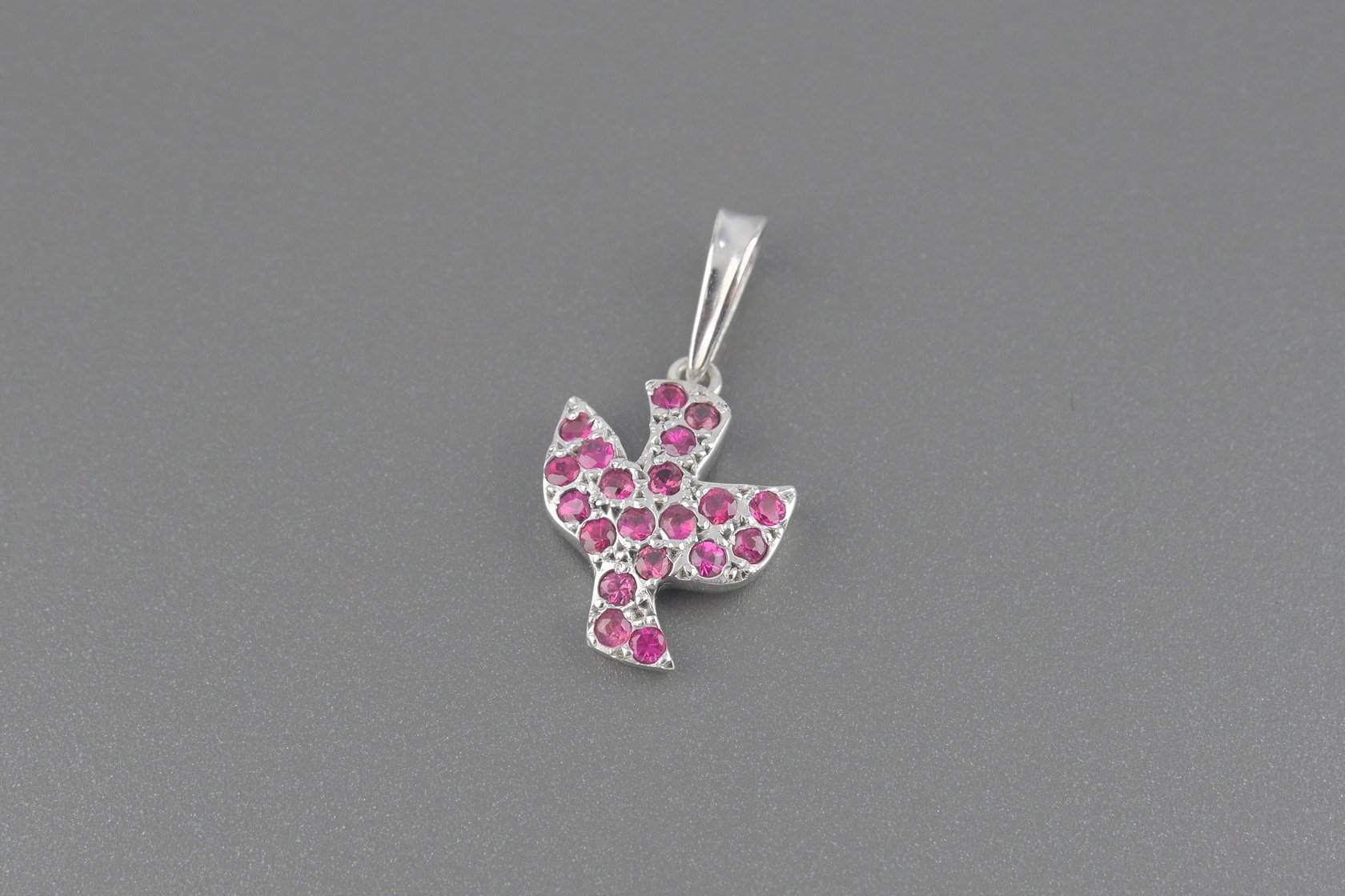 Pingente Espirito Santo em Ouro Branco 18k com Aprox. 20pts de Rubis