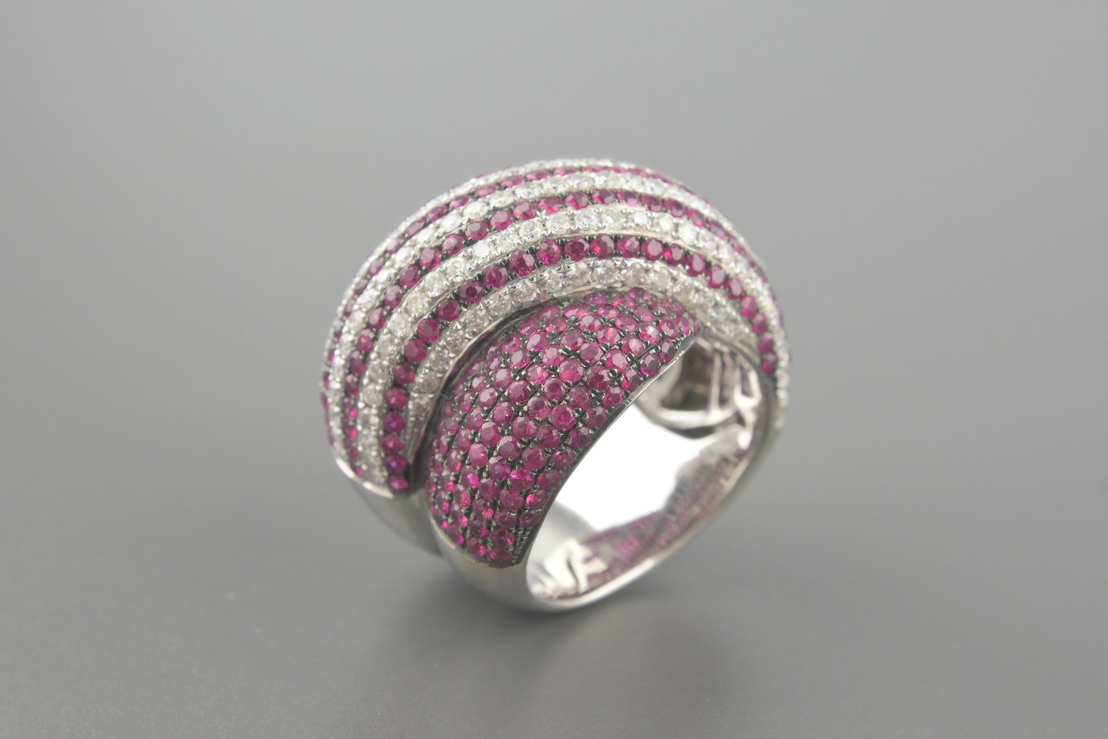 Anel em Ouro Branco 18k com Aprox. 3.80ct de Rubis e Aprox. 1.55ct de Diamantes