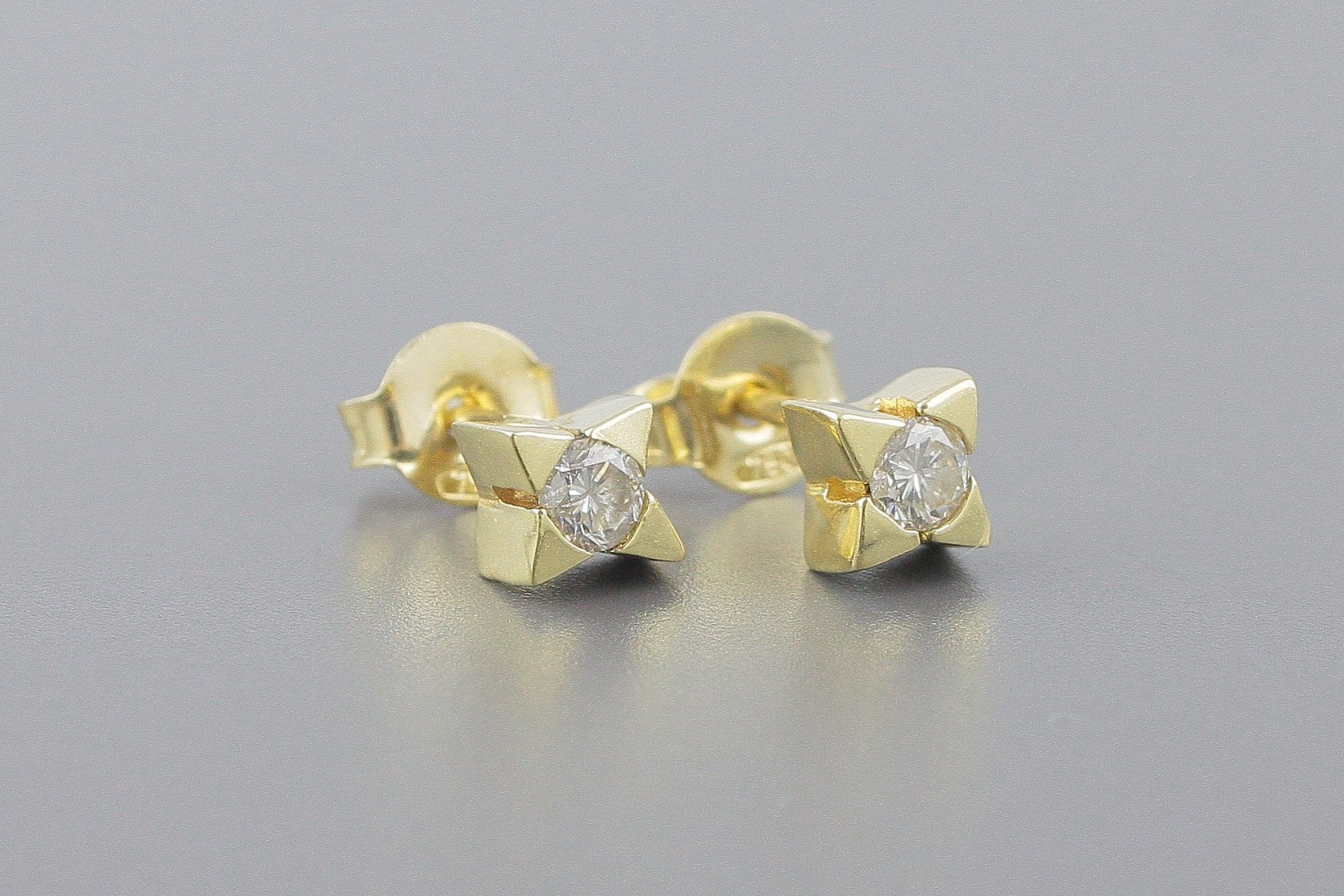 Brincos Solitários em Ouro Amarelo 18k com Aprox. 16pts de Brilhantes