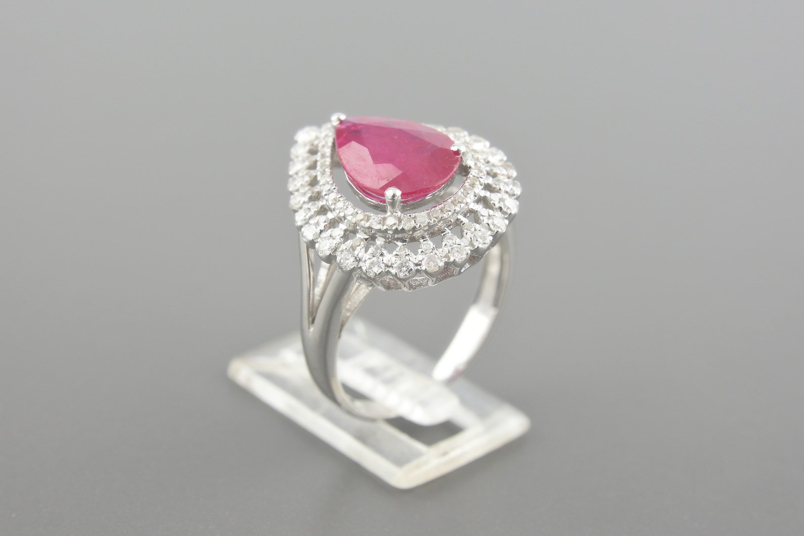Anel em Ouro Branco 18k com Rubi Lap. Gota de Aprox. 1.96ct (10.5x8.0mm) e Aprox. 0.50ct de Brilhantes