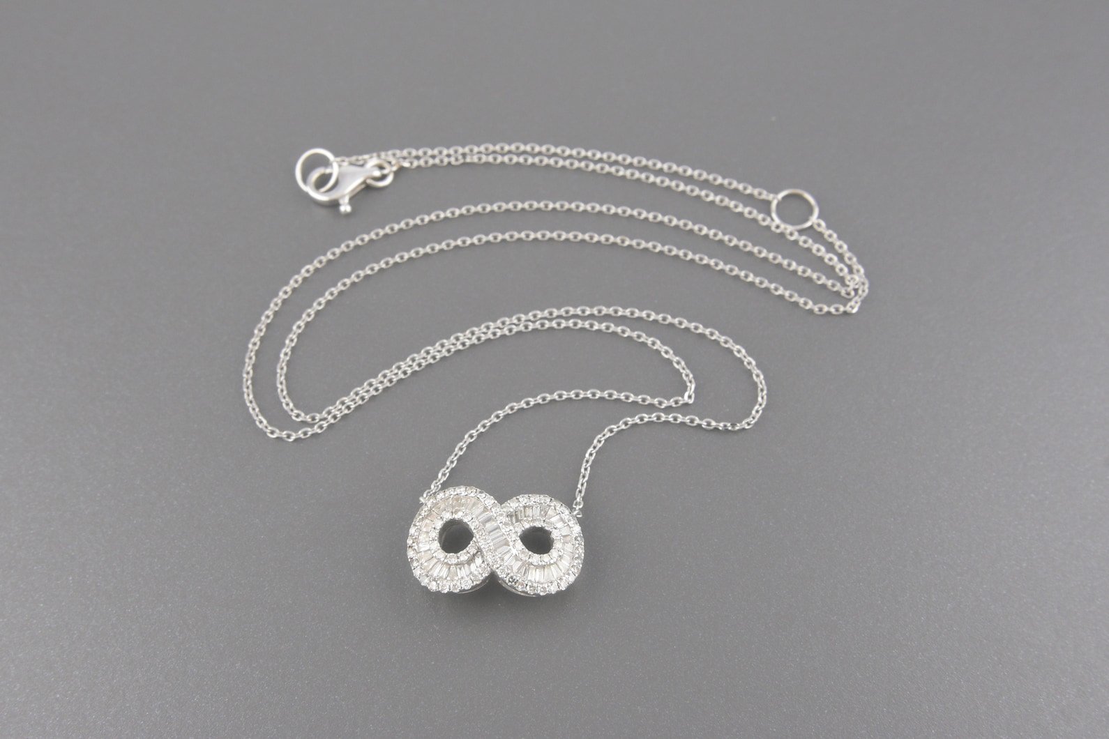 Colar Infinito em Ouro Branco 18k com Aprox. 80pts de Diamantes