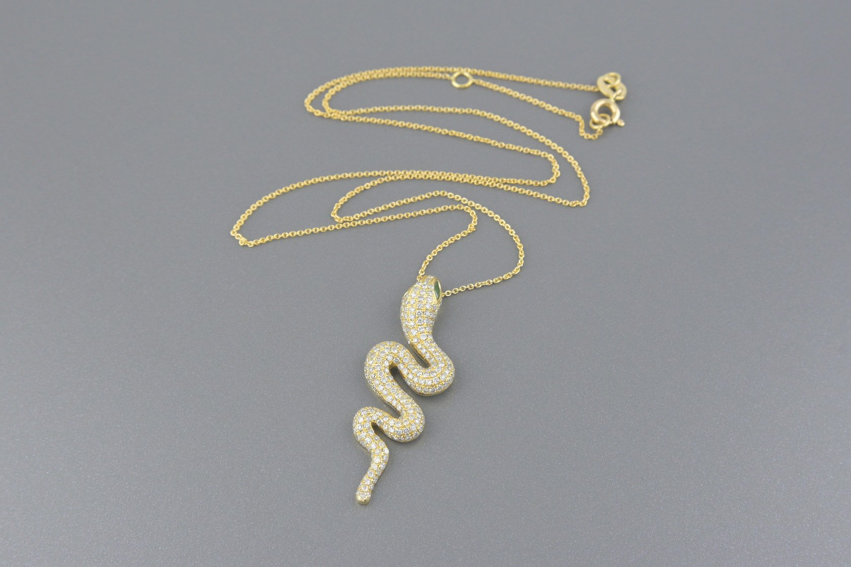 Colar Serpente em Ouro Amarelo 18k com Aprox. 15pts de Esmeraldas e Aprox. 1.2cts de Brilhantes