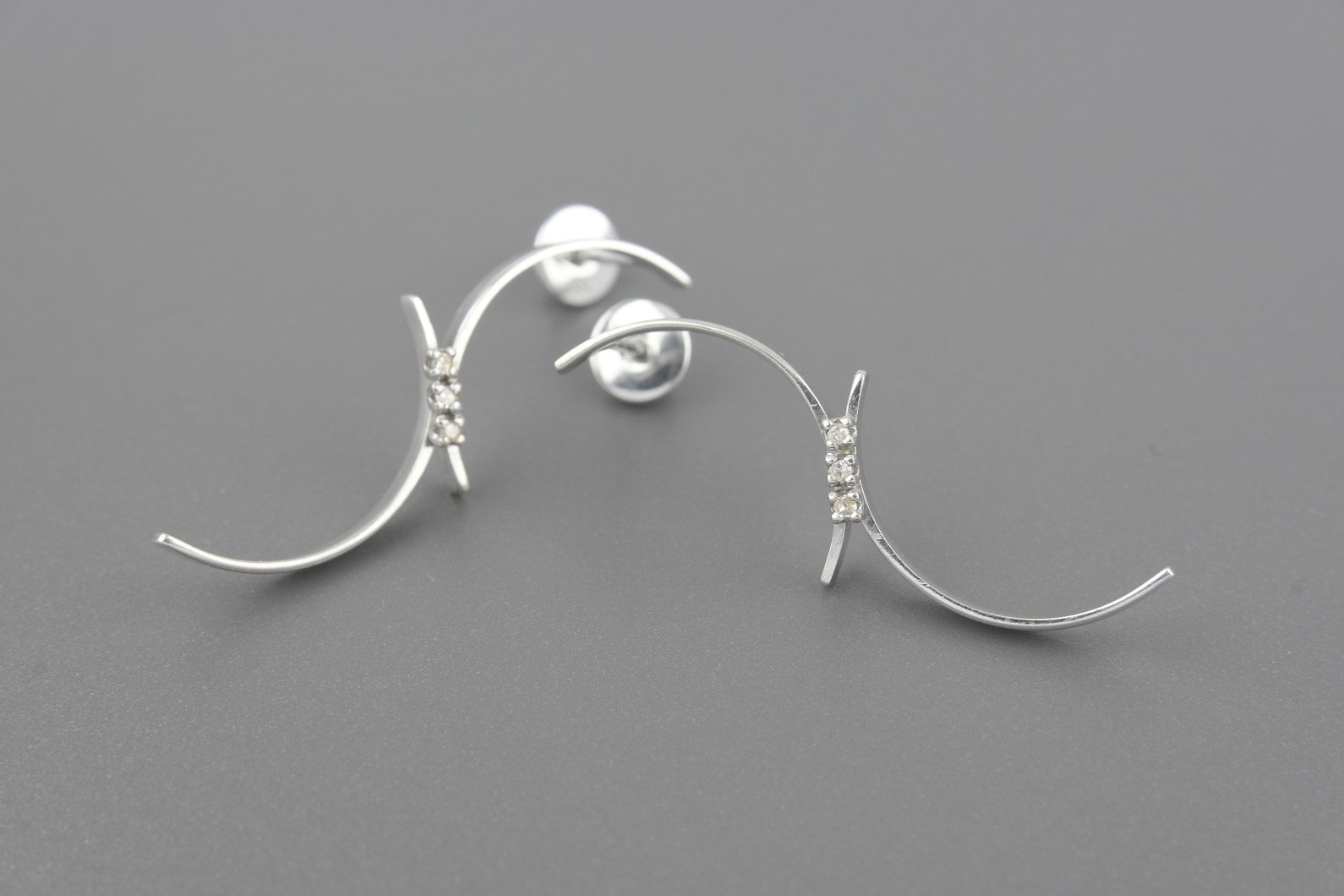 Brincos em Ouro Branco 18k com Aprox. 6pts de Brilhantes