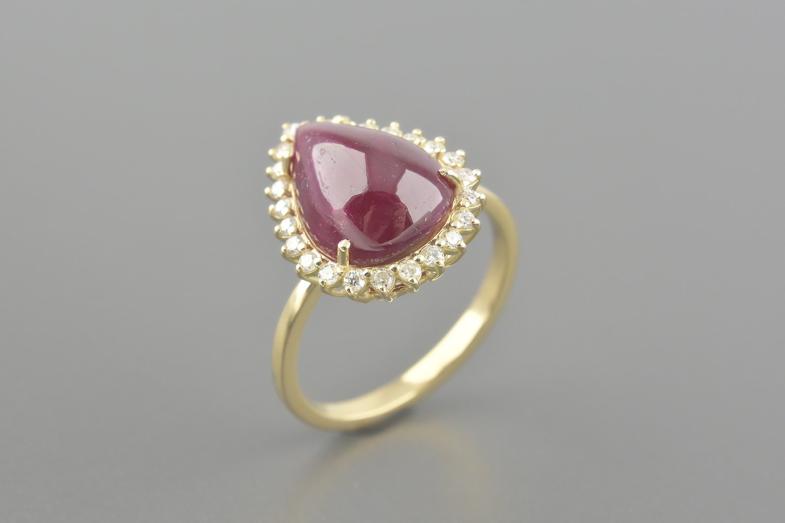 Anel em Ouro Amarelo 18k com Rubi Gota Cabochon de 14x9.7mm e Aprox. 24pts de Brilhantes