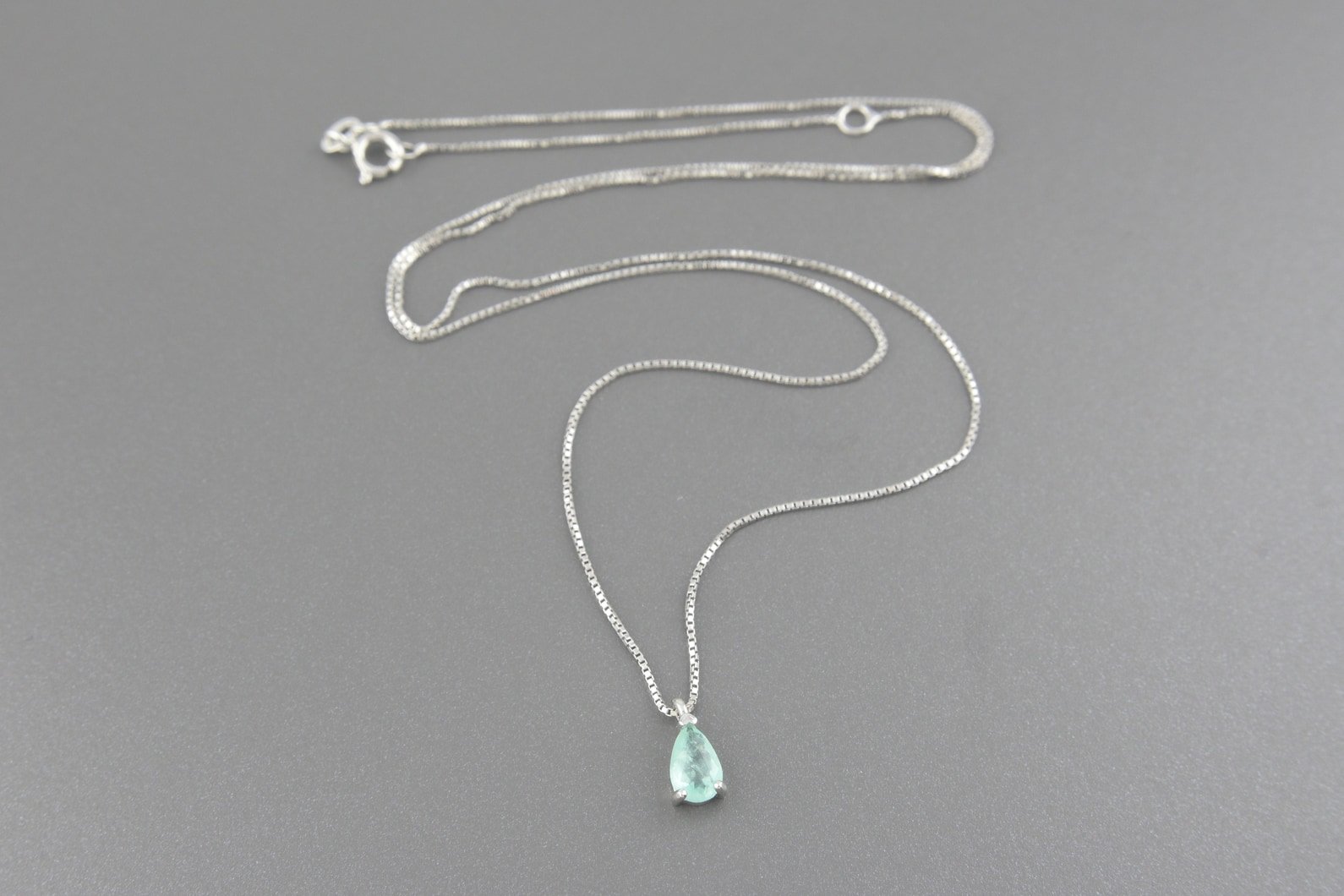 Colar em Ouro Branco 18k com Apatita Lap. Gota de 6x4mm